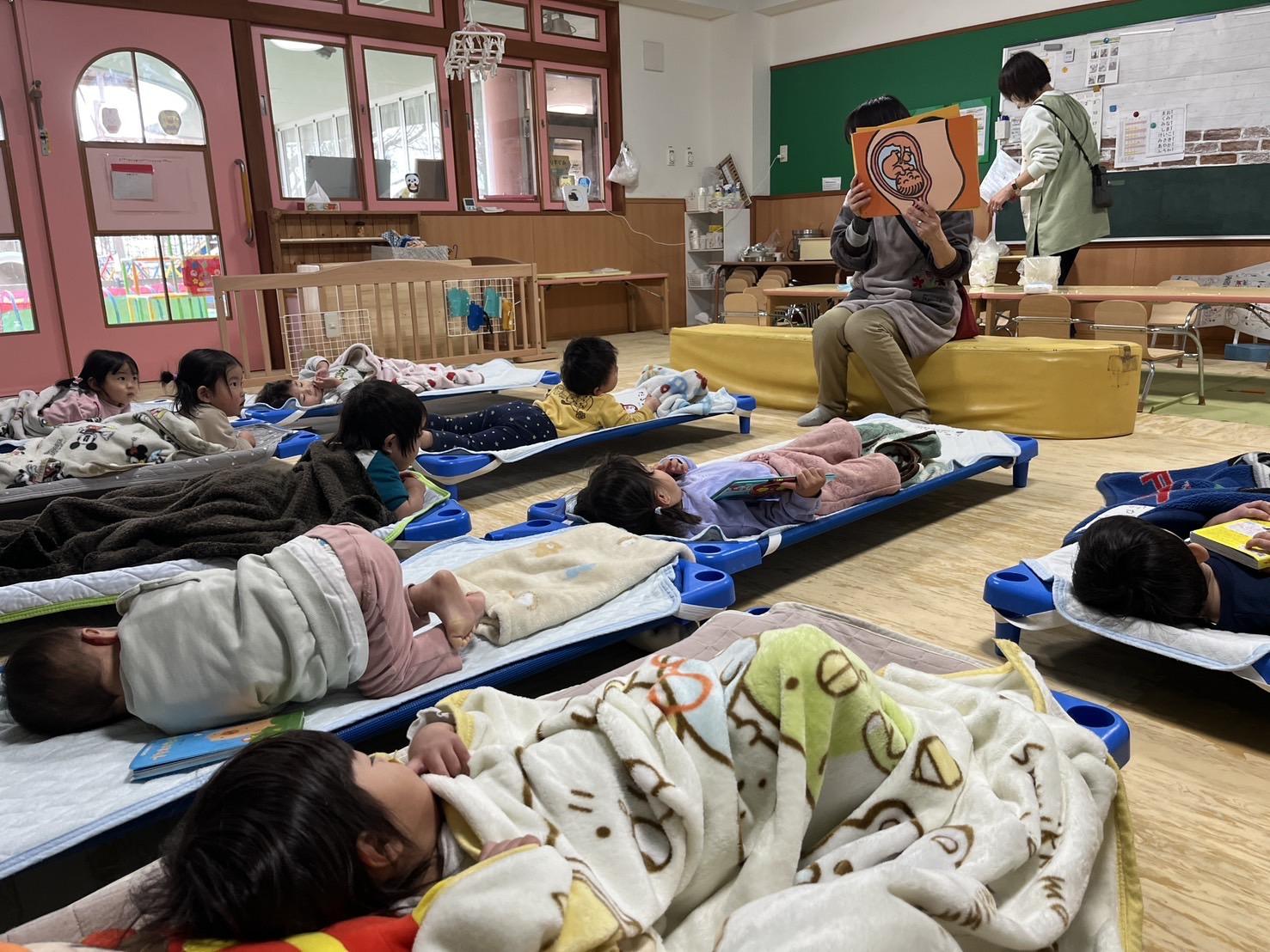 「今日のおはなしは何かな？」（1歳クラス）