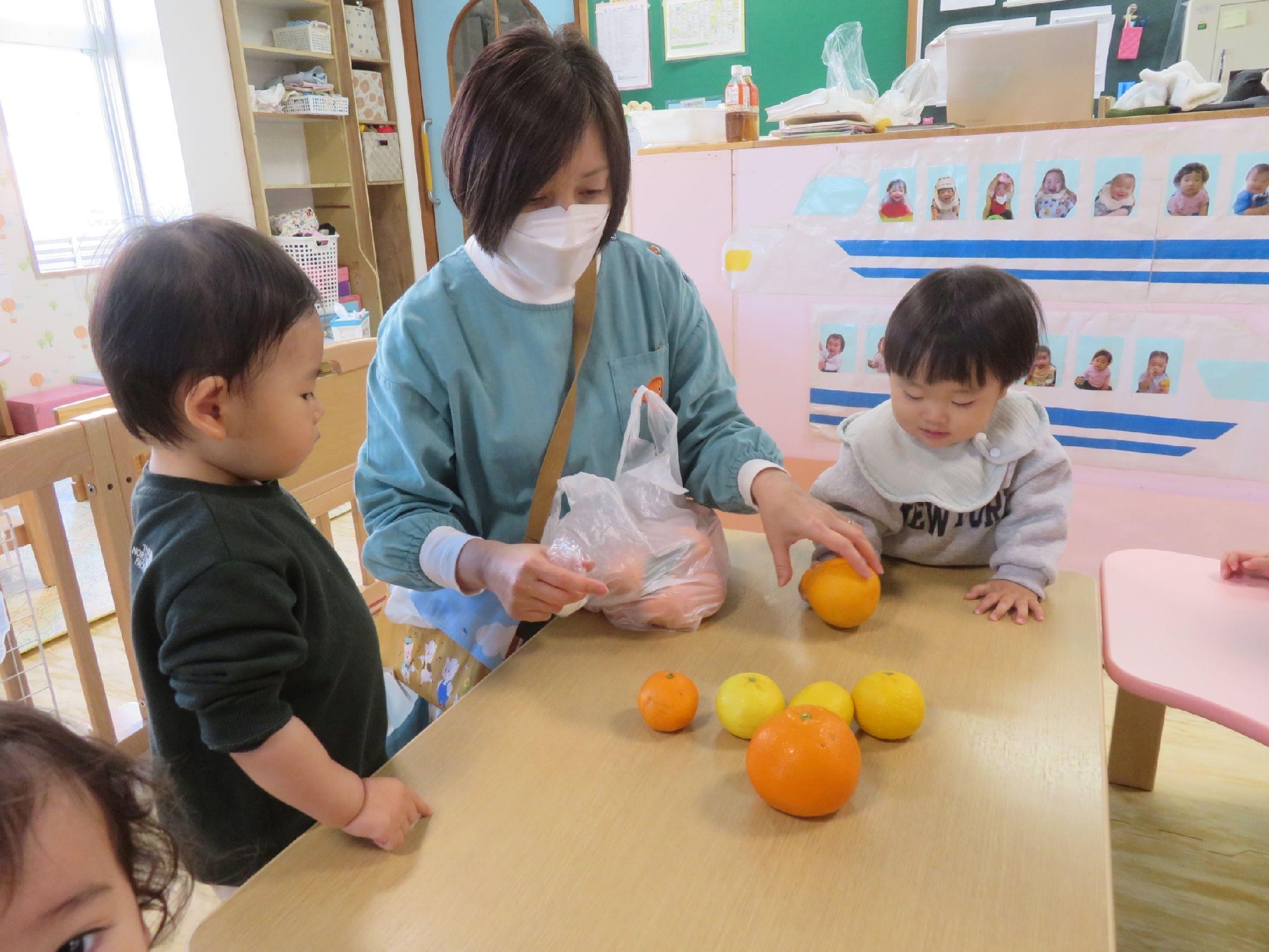 「くだものに触って遊んだよ!」(０歳児)