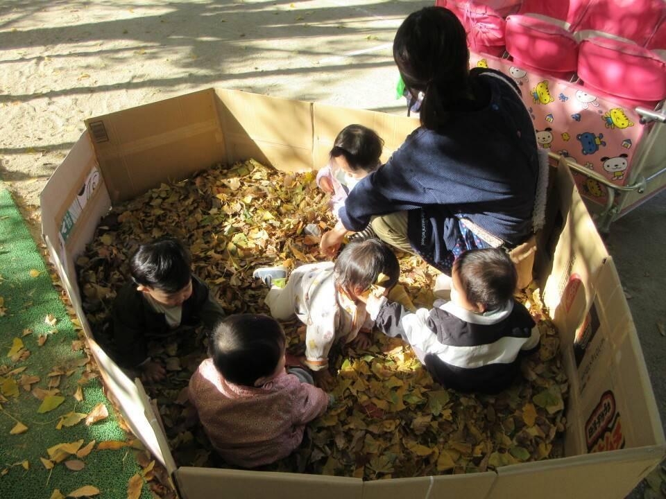 落ち葉のお風呂楽しいな！０歳児