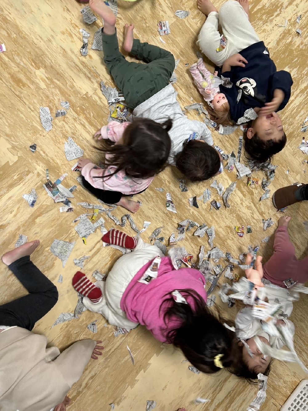 新聞紙遊びをしたよ♪（1歳児）