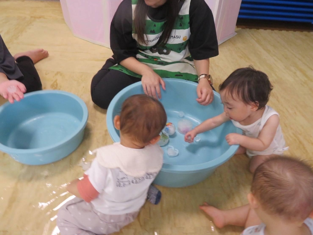 初めての氷遊び（0歳児）