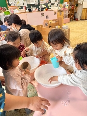 たくさん触りたい！（0歳児クラス）