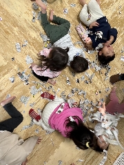 新聞紙遊びをしたよ♪（1歳児）